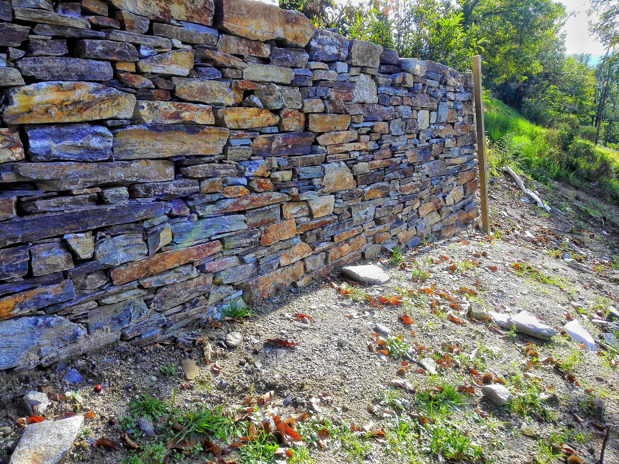 Parement d'un mur de soutènement en schiste 