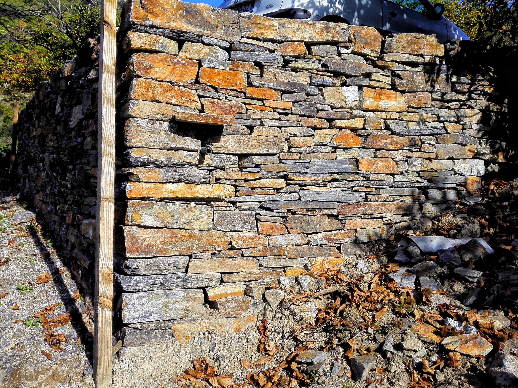 Chaîne d'angle sur un mur de soutènement en pierres de schiste pour la mairie de Vialas (Lozère)